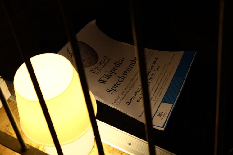 Ein Plakat mit einer Einladung zu einer Wikipedia Sprechstunde.