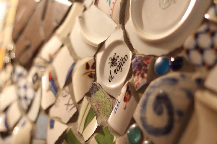 Scherben-Deko an der Wand im el rojito Café.